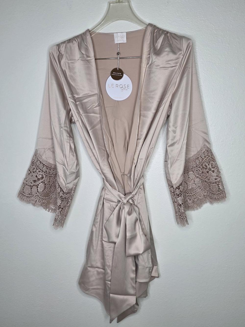 NWT Le Rose Stories Champagne Blush Satin & Intricate Lace Kimono Robe - XS/S